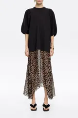 Vestido midi de corte línea A con vuelo, escote caja y manga corta con volumen. Presenta cortes en el talle y en costuras, con bajo irregular.