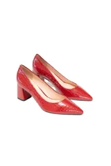Zapato de salón rojo charol con textura de cocodrilo, punta fina y tacón bloque de 6,5 cm.