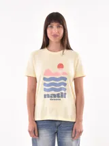 Remera color crema con estampa de montañas rosas, olas azules y sol rojo.