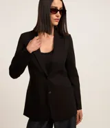 Blazer negro de punto roma con abotonado sencillo, corte entallado y solapas clásicas.