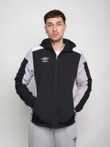 Campera con capucha color negro y detalles en gris claro, fabricada en poliéster.