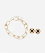 Conjunto de bijouterie dorado con collar de cadena gruesa con eslabones de clips y aros tipo botón con piedra negra.