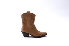 Bota texana de cuero negro con bordados en el lateral y taco bajo.