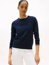 Sweater azul marino de algodón con cuello redondo, puños y bajo acanalados. Logo de Tommy Hilfiger bordado en el pecho.