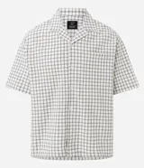 Camisa de hombre de manga corta, cuello inglés y corte boxy, confeccionada en algodón tricolina texturizada a cuadros. Presenta abotonado frontal y bordado en la espalda.