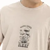 Remera beige de corte oversize con cuello redondo y estampado de hongos y texto 'Going Green' en el frente.