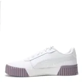 Championes urbanos Puma modelo Carina 2.0 para mujer, de color blanco con detalles en lila. Cuentan con una parte superior de material sintético, cierre de cordones y suela de goma con plataforma que incluye secciones acanaladas en la puntera y el talón.