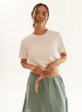 Remera blanca de algodón con bordado en el pecho, de manga corta y corte clásico.