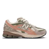 Zapatillas New Balance modelo 1906, color crema con detalles en verde oliva, salmón y marrón.