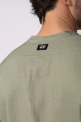 Camisa de lino negra con cuello mao y mangas largas.