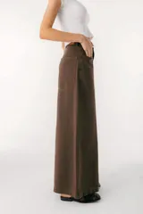 Pantalón de jean color borgoña, de corte wide leg y cintura alta.