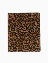 Pashmina con estampado de animal print de leopardo en tonos marrón y negro, con terminaciones deshilachadas.