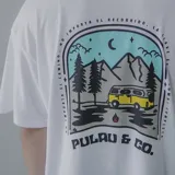 Remera color crema con estampa en la espalda de una combi amarilla en un paisaje de montaña.