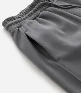 Bermuda masculina básica color negro confeccionada en algodón certificado BCI, con cintura elástica, cordón ajustable y bolsillos funcionales. Tejido leve y cómodo, ideal para looks casuales y versátiles.