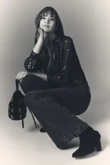Pantalón de jean negro de tiro medio, corte recto y denim rígido. Presenta lavado stone localizado, bigotes y apliques laterales.
