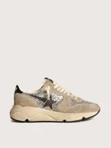 Zapatillas Golden Goose Running Sole de gamuza color beige con detalles de glitter plateado y estrella de cuero negro.