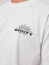 Remera blanca de algodón con cuello redondo y estampado del logo de la marca Rusty en el pecho.