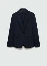 Blazer azul marino con cuello de pico con solapa, hombros estructurados, detalle de pinzas, solapas con muesca, diseño recto y entallado, dos bolsillos de ribete en la parte delantera y abertura posterior.