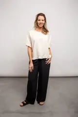 Pantalón de tiro alto color verde oliva, corte suelto, con elástico ajustable en la cintura y textura arrugada.