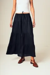 Falda larga negra con volados en el ruedo.