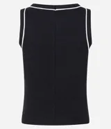 Musculosa negra de algodón con cuello redondo y frisos contrastantes en blanco en el cuello y las sisas.