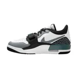 Championes Air Jordan Legacy 312 de hombre, color blanco, gris y verde, con detalles en negro. Presentan una correa ajustable en la parte delantera y el logo de Air Jordan en la lengüeta.