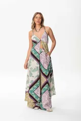 Chaleco largo abierto tipo solero con estampa exclusiva. Diseño sin mangas y tela liviana con caída.