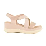 Sandalia de plataforma negra, con tiras cruzadas y cierre de velcro, diseñada para un look casual y cómodo.