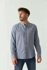 Camisa celeste de lino y algodón con cuello mao, corte semi slim, logo bordado y mangas largas.