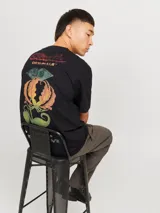 Camiseta negra de manga corta y cuello redondo con logo bordado en rojo en el pecho y estampado en la espalda.