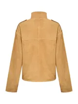 Chaqueta de cuero color tostado, con cuello alto, cierre frontal con botones, bolsillos laterales y charreteras en los hombros.