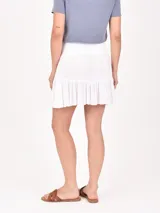 Minifalda con estampado geométrico en blanco y azul marino.