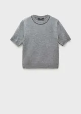 Jersey gris de punto fino con cuello redondo y mangas cortas.