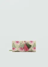 Funda joyero de rollo con estampado floral en tonos rosa y verde sobre fondo beige. Incluye tira para anillos y aretes, dos compartimentos con cremallera y cierre de tira.