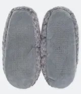 Pantuflas grises de felpa con bordado de corazón blanco y suela antideslizante.