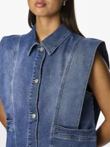 Chaleco de jean azul con cuello camisero, cierre frontal abotonado, bolsillos de parche en el pecho y diseño sin mangas.