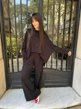 Pantalón de lanilla negro con lurex, corte palazzo y cintura alta con elástico.