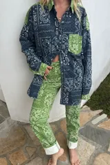 Pantalón de jean de corte recto con estampado de diseño bandana en tonos verdes y blancos.