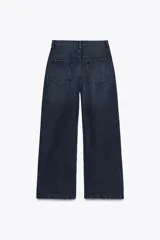 Pantalón de jean negro con efecto lavado, tiro alto, corte wide leg y cinco bolsillos.