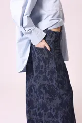 Pantalón de jean de corte ancho con estampado abstracto en tonos azules.