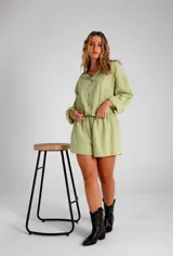 Conjunto verde claro con camisa de manga larga abotonada y short.