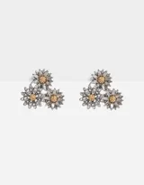 Par de aros colgantes cortos con tres flores de metal plateado y centro dorado con cierre de tope a presión.