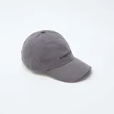 Gorra de béisbol gris con bordado en el frente.