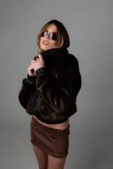 Campera marrón chocolate de pelo sintético con puños de cuero sintético.