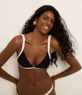 Top de bikini negro con corte triangular fijo, copas desmontables, tirantes ajustables y detalle de bies contrastante en color blanco.