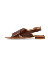 Sandalia de cuero color chocolate con tiras anchas cruzadas en el empeine y tira trasera con hebilla ajustable.