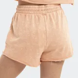 Short de tela tipo jogging color gris con efecto acid wash, cintura elastizada con cordón regulable y terminación deshilachada en el ruedo. Presenta un pequeño bordado en tono gris en la parte inferior derecha.