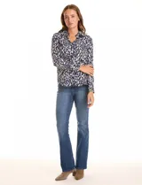 Camisa de rayón con estampado abstracto en azul marino y beige, cuello con solapa y cierre frontal con botones.