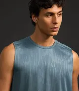 Musculosa deportiva negra de hombre, con cuello redondo, corte regular y estampa heat print. Cuenta con tecnología Dry para mayor transpirabilidad.