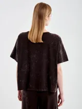 Remera marrón con efecto gastado, de manga corta y corte boxy.